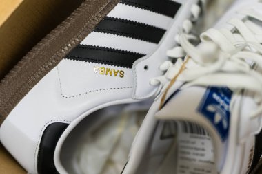 Bangkok, Tayland - 12 Mart 2025: Samba OG Ayakkabıları kutuda, Adidas beyaz ve siyah çizgili. Çağdaş malzemelerle yapılan retro estetik, en iyileri birleştirir.