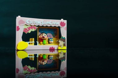 Bangkok, Tayland - 12 Mart 2025: Pastel Shinchan Hayat Tiyatrosu Sahnesi Siyah zemin üzerine kurulu.