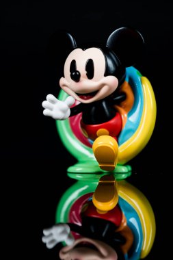 Bangkok, Tayland - 12 Mart 2025: Sınırsız Hayal gücü Serisi Figürleri Disney Mickey Çocukluğu 'ndan lolipop Mickey, POP MART. Yükseklik yaklaşık 7.4-9.3 cm.