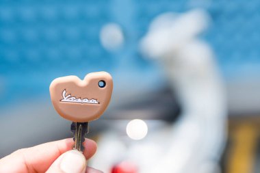 Bangkok, Tayland - 17 Mart 2025 Vespa 'nın yeni mobiletlerinin anahtarı. Kapat.