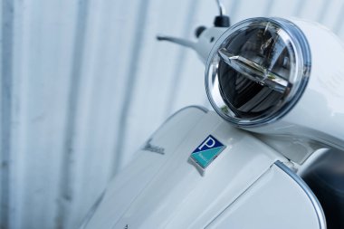 Bangkok, Tayland - 17 Mart 2025: Bangkok, Tayland - 12 Mart 2025: Vespa scooter üzerindeki Piaggio logosu zarif bir şekilde tasarlandı