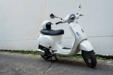 Bangkok, Tayland - 17 Mart 2025: Beyaz vintage vespa scooter LX125 ve ünlü scooter Vespa Piaggio motosiklet üreticisi
