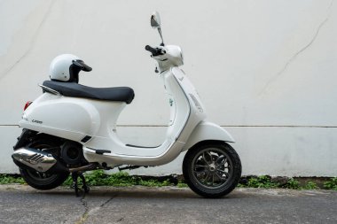 Bangkok, Tayland - 17 Mart 2025: Beyaz vintage vespa scooter LX125 ve ünlü scooter Vespa Piaggio motosiklet üreticisi