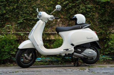 Bangkok, Tayland - 17 Mart 2025: Beyaz vintage vespa scooter LX125 ünlü scooter Vespa Piaggio motosiklet üreticisi