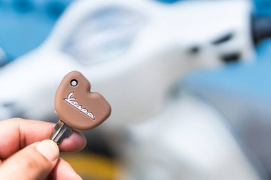 Bangkok, Tayland - 17 Mart 2025 Vespa 'nın yeni mobiletlerinin anahtarı. Kapat.