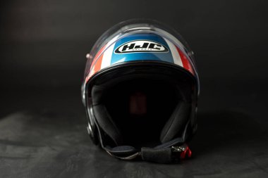 Bangkok, Tayland - 17 Mart 2025: HJC 'den miğferler, i40N kompakt ve şık bir yarı-jet miğferi, gelişmiş polikarbonat kabuk hafif ve rahat bir kask.