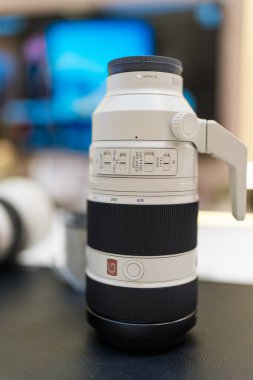 Bangkok, Tayland - 17 Mart 2025: Sony lensi, FE 100-400 mm G Master süper telephoto yakınlaştırma lensi