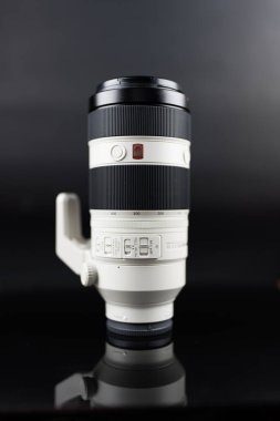 Bangkok, Tayland - 17 Mart 2025: Premium lens FE 100-400 mm G Master süper telephoto zoom lens, minimum odak uzaklığı, yuvarlak şekil, süngü tipi.