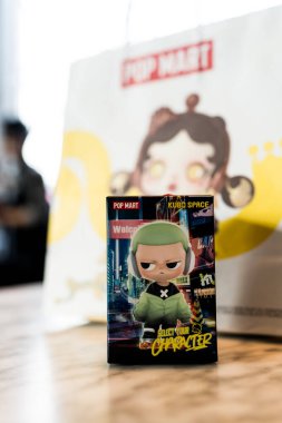 Bangkok, Tayland - 17 Mart 2025: Pop Mart kör kutusundan şirin oyuncaklar koleksiyonu