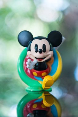 Bangkok, Tayland - 17 Mart 2025: Sınırsız Hayal gücü Serisi Figürleri Disney Mickey Çocukluğu 'ndan lolipop Mickey, POP MART. Yükseklik yaklaşık 7.4-9.3 cm.