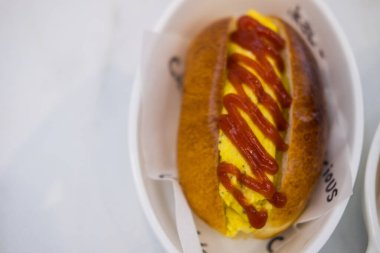 Çırpılmış yumurtalı sandviç, kolay kahvaltı konsepti.