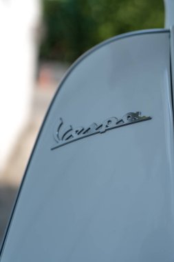 Bangkok, Tayland - 17 Mart 2025: beyaz kaplamalı Vespa İtalyan scooter logosu. Kapat.