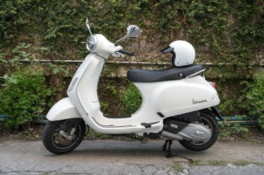 Bangkok, Tayland - 17 Mart 2025: Beyaz vintage vespa scooter LX125 ünlü scooter Vespa Piaggio motosiklet üreticisi