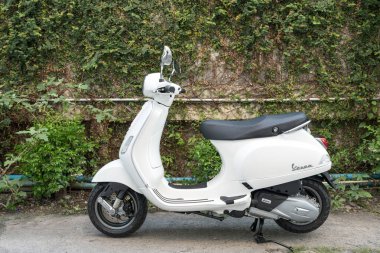 Bangkok, Tayland - 17 Mart 2025: Beyaz vintage vespa scooter LX125 ünlü scooter Vespa Piaggio motosiklet üreticisi