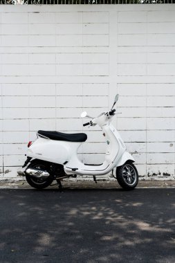 Bangkok, Tayland - 17 Mart 2025: Yeni beyaz Vespa LX 125 scooter 'ın yan görüntüsü