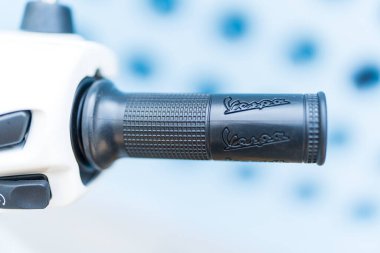 Bangkok, Tayland - 17 Mart 2025: Logo vespa ile motosiklet gidonunu kapatın