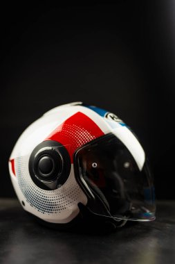 Bangkok, Tayland - 19 Mart 2025: HJC 'den kask, HJC I40N Pyle MC21 Beyaz Kırmızı. Modern bir & şehir görünümü ile rahat bir uyum