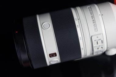 Bangkok, Tayland - 19 Mart 2025: Bir lense yakın plan Sony FE 100-400 mm G Master süper telefhoto zoom lensi