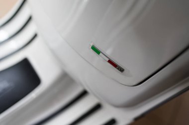 Bangkok, Tayland - 19 Mart 2025 Vespa üzerindeki üç renkli çizgileri kapatın