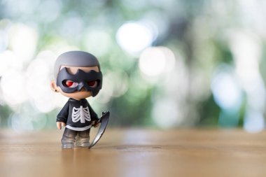 Bangkok, Tayland - 19 Mart 2025: Ahşap masadaki Pop Mart kör kutusundan sevimli sanat oyuncakları koleksiyonu