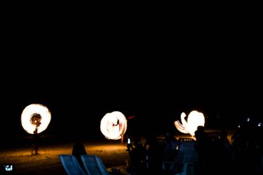 Tayland 'da muhteşem Tayland Ateşi dansı gösterisi. Sahilde göster