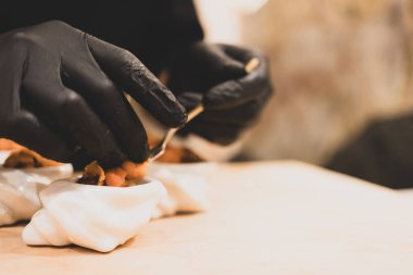 Suşi şefi uni yapıyor, müşteri omakase kursu için deniz kestanesi restorandaki Japon Omakase kursunda.