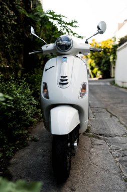 Bangkok, Tayland - 22 Mart 2025: beyaz vintage vespa scooter LX125 soi at home. Güzel Vespa