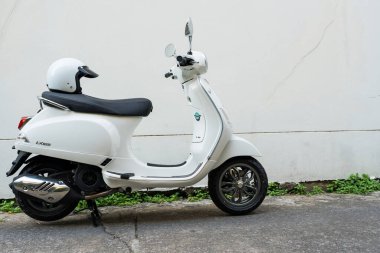 Bangkok, Tayland - 22 Mart 2025: Yeni beyaz vespa scooter LX125 ünlü scooter Vespa Piaggio motosiklet üreticisi