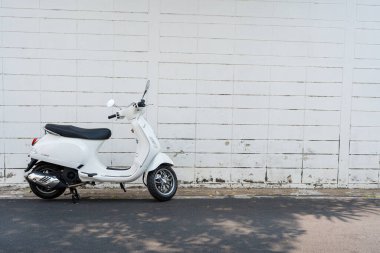 Bangkok, Tayland - 22 Mart 2025 Yeni beyaz Vespa LX 125 'e yakın park