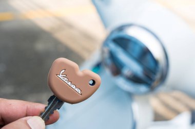 Bangkok, Tayland - 22 Mart 2025 Vespa 'nın yeni mobiletlerinin anahtarı. Motosiklet, motosiklet, ulaşım modu, hız kavramı.