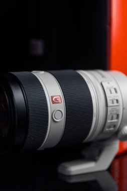 Bangkok, Tayland - 22 Mart 2025: Bir lensi kapat bir telefoto FE 100-400 mm G Master süper telefhoto zoom lensi siyah arkaplanda