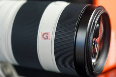 Bangkok, Tayland - 22 Mart 2025: Telephoto zoom lensi sony, FE 100-400 mm G Master süper telephoto zoom lensi. Güçlü telefon lensleri yüksek kaliteli fotoğraf için hazır..