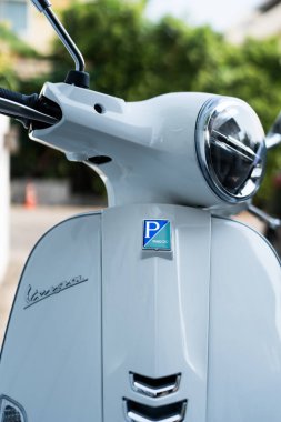 Bangkok, Tayland - 26 Mart 2025: Piaggio scooter 'da Vespa logosu işareti. İkonik İtalyan mobiletleri ve motosiklet markası. Vespa LX125