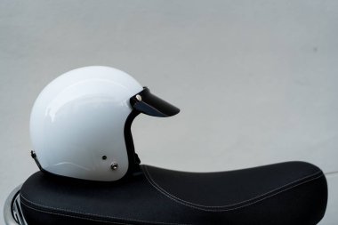 Bangkok, Tayland - 26 Mart 2025: Koltukta beyaz Vespa kaskı açık jet yüzü