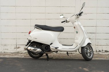 Bangkok, Tayland - 26 Mart 2025: Yeni beyaz Vespa LX 125 scooter 'ın yan görüntüsü