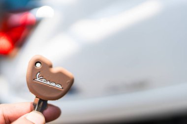 Bangkok, Tayland - 26 Mart 2025 Vespa 'nın yeni mobiletlerinin anahtarı. Motosiklet, motosiklet, ulaşım modu, hız kavramı.