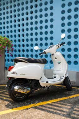 Bangkok, Tayland - 26 Mart 2025: Parlak gün ışığında yeni beyaz vespa LX125