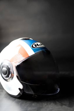 Bangkok, Tayland - 26 Mart 2025: HJC 'den miğferler, i40N kompakt ve şık bir yarı-jet miğferi, gelişmiş polikarbonat kabuk hafif ve rahat bir kask.