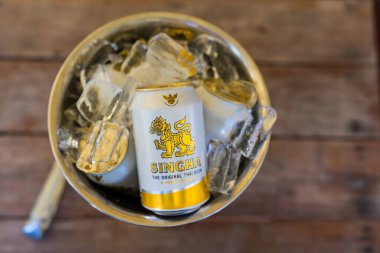Bangkok, Tayland - 26 Mart 2025: Buz dolu bir kovada Singha bira kutuları. Singha birası Tayland 'ın en ünlü bira markasıdır..