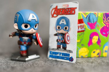 Bangkok, Tayland - 26 Mart 2025 POP MART X Marvel Avengers Klasik Yenilmezler serisinden Kaptan Amerika figürü serisi