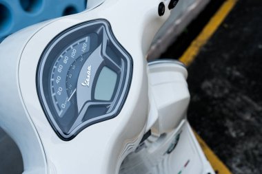 Bangkok, Tayland - 27 Mart 2025: Gösterge paneli tanktaki benzin miktarını ve hızını göstermek için beyaz Vespa LX 125 üzerinde.