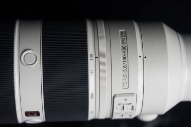Bangkok, Tayland - 27 Mart 2025 Sony FE 100-400mm Sony Full Frame aynasız kamera lensleri