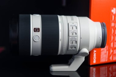 Bangkok, Tayland - 27 Mart 2025: Telephoto zoom lensi sony, FE 100-400 mm G Master süper telephoto zoom lensi. Güçlü telefon lensleri yüksek kaliteli fotoğraf için hazır..