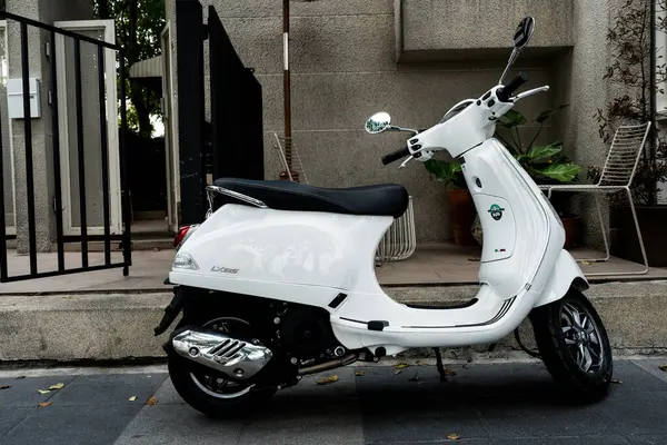 Bangkok, Tayland - 26 Şubat 2025: İkonik beyaz Vespa scooter park etmiş, yeni beyaz vespa, LX 125 I-Get
