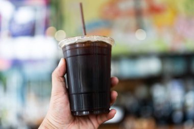 Elinde buzlu sade kahve ya da plastik bardakta americano kahvesi tatlandırılmış sütlü kahveyi reddeder.