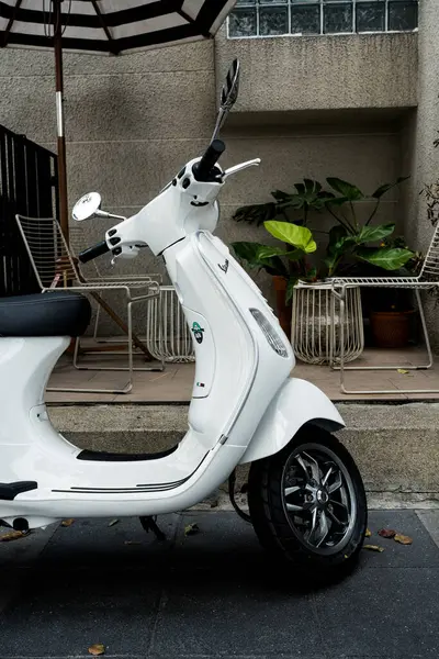 Bangkok, Tayland - 30 Mart 2025 İkonik beyaz bir Vespa scooter park etmiş, yeni beyaz vespa, LX 125 I-Get