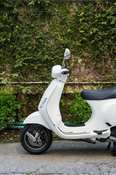 Bangkok, Tayland - 30 Mart 2025: Beyaz vintage vespa scooter LX125 ünlü scooter Vespa Piaggio motosiklet üreticisi