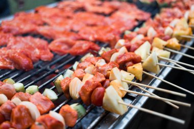 Izgarada ızgara domuz eti ve sebzeli tavuk.