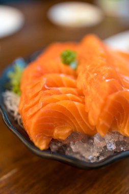 Lezzetli taze somon balığı, buzlu Japon yemeği.