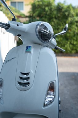 Bangkok, Tayland - 2 Nisan 2025: Piaggio scooter 'daki Vespa logosunun ön görüntüsü. İkonik İtalyan mobiletleri ve motosiklet markası. Vespa LX125
